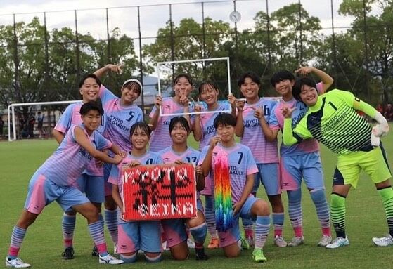 【ERPトレーナー活動】

全国高校女子サッカー選手権大会　京都決勝
京都精華VS西山

10月19日、京都の女子サッカー選手権の決勝戦に京都精華学園のトレーナーとして帯同しました。

相手はいつもの西山高校。
途中から激しい雨が降る中、相手の勢いに少しドキドキしましたが、しっかり勝ち切る事ができました！
おめでとう㊗️

年末年始の全国大会も楽しんでいきましょう！

また今回も森ノ宮医療学園専門学校の柔道整復科の学生が見学に来てくれました！
朝早くからお疲れ様でした。色々なスポーツ、色々な現場を体験して、知識、技術を磨いて欲しいと思います。

#ERP治療院
#京都市左京区
#京阪出町柳駅
#外傷治療
#骨折脱臼捻挫打撲
#スポーツトレーナー
#テーピング
#森ノ宮医療学園専門学校 
#全国高校女子サッカー選手権大会
#京都精華学園女子サッカー部